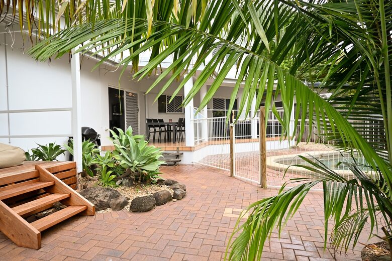 Tropical Garden Pool Retreat Near Trinity Beach - Trinity Beach, Australia