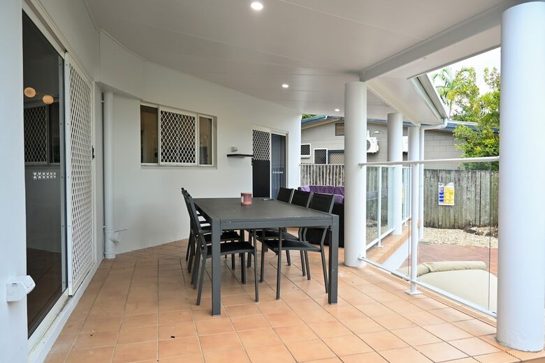 Tropical Garden Pool Retreat Near Trinity Beach - Trinity Beach, Australia