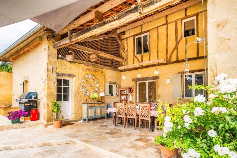 An Elegant 18th-Century Farmhouse in the Gers Countryside - Saint-Justin, France