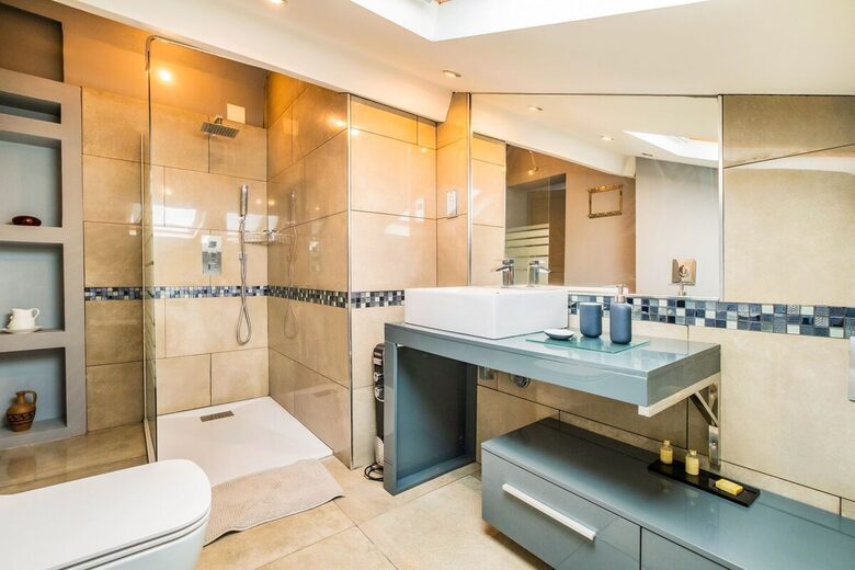 An Elegant 18th-Century Farmhouse in the Gers Countryside - Saint-Justin, France