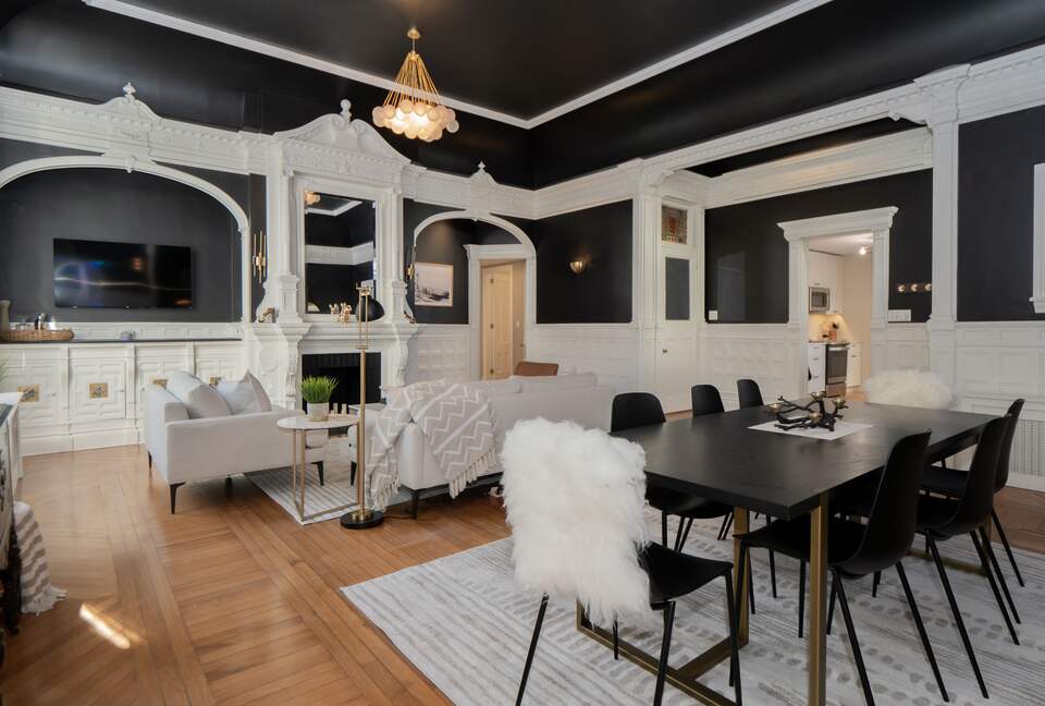 Great room with 20' Ceilings