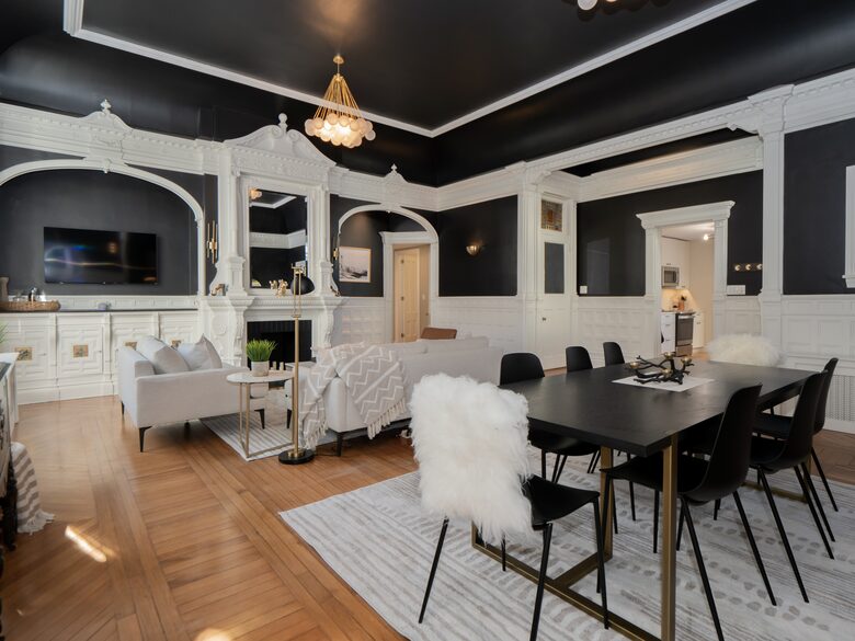 Great room with 20' Ceilings