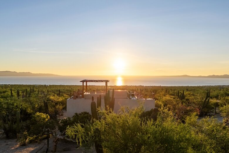 Solar-Powered Desert Retreat with Rooftop Views near La Ventana - El Sargento, Mexico