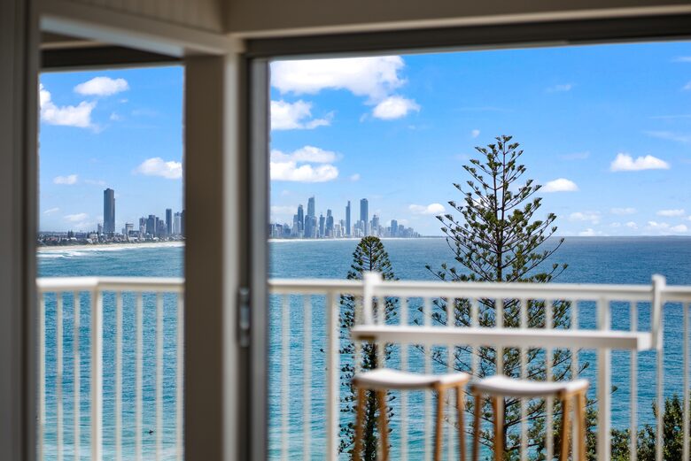 Pacific Ocean Views Beside Burleigh Head National Park - Gold Coast, Australia