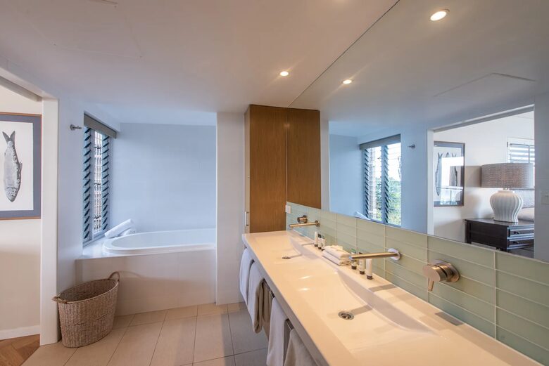 Coastal Luxury Above Home Beach at Point Lookout - Point Lookout, Australia