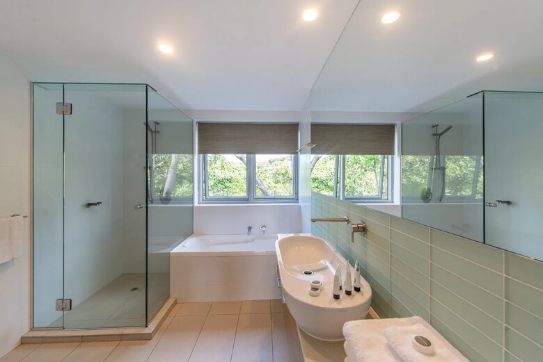 Coastal Luxury Above Home Beach at Point Lookout - Point Lookout, Australia