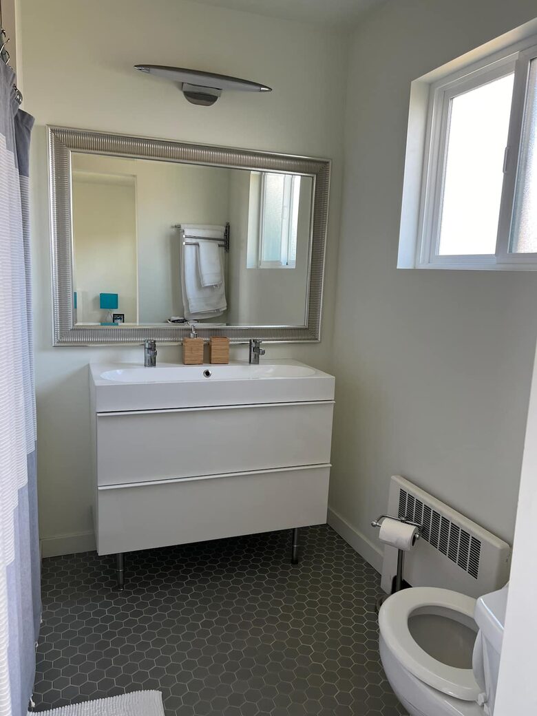 Oceanfront Mid Century Retreat with Private Beach Access in Gearhart - Gearhart, Oregon