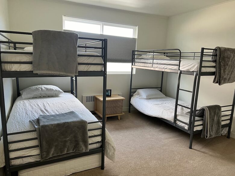 Oceanfront Mid Century Retreat with Private Beach Access in Gearhart - Gearhart, Oregon