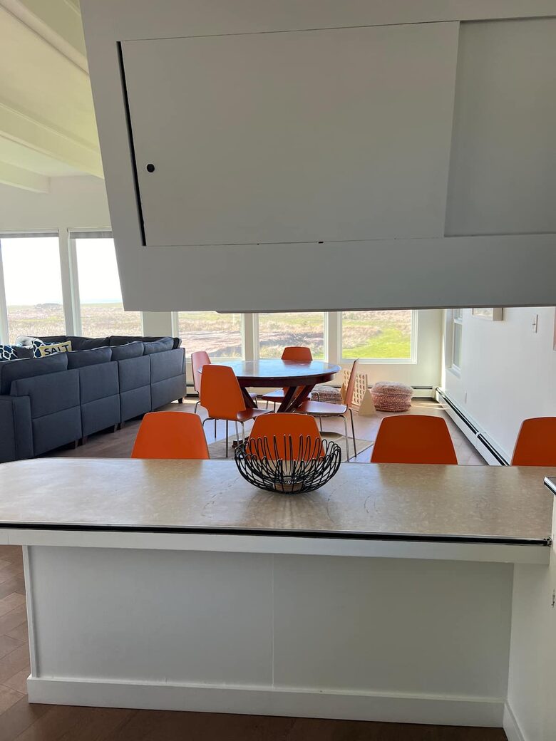 Oceanfront Mid Century Retreat with Private Beach Access in Gearhart - Gearhart, Oregon