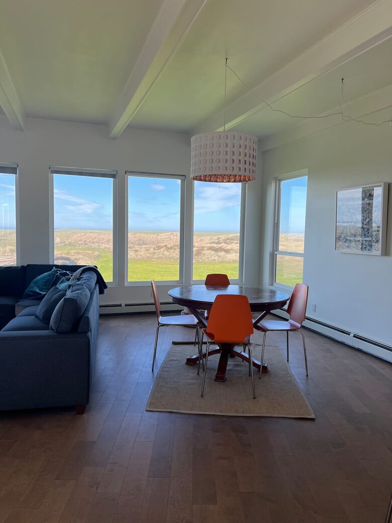Oceanfront Mid Century Retreat with Private Beach Access in Gearhart - Gearhart, Oregon