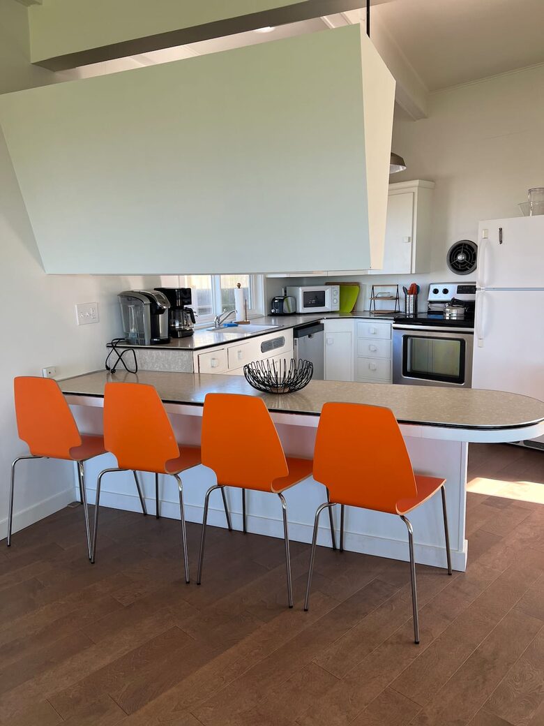 Oceanfront Mid Century Retreat with Private Beach Access in Gearhart - Gearhart, Oregon