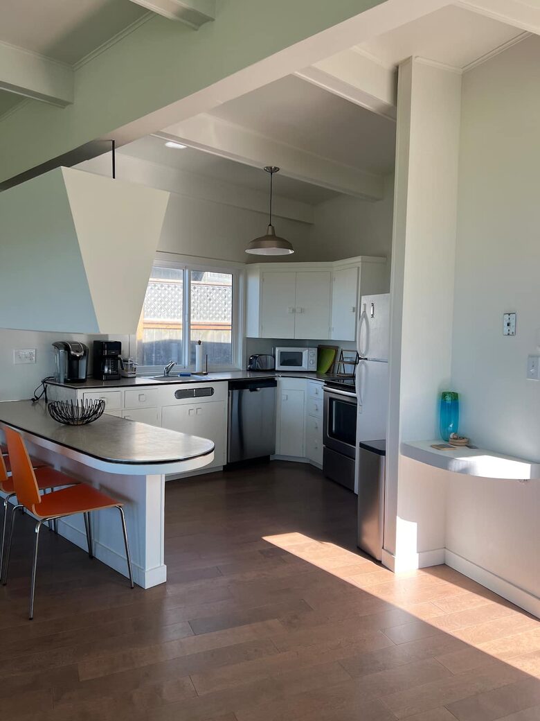 Oceanfront Mid Century Retreat with Private Beach Access in Gearhart - Gearhart, Oregon