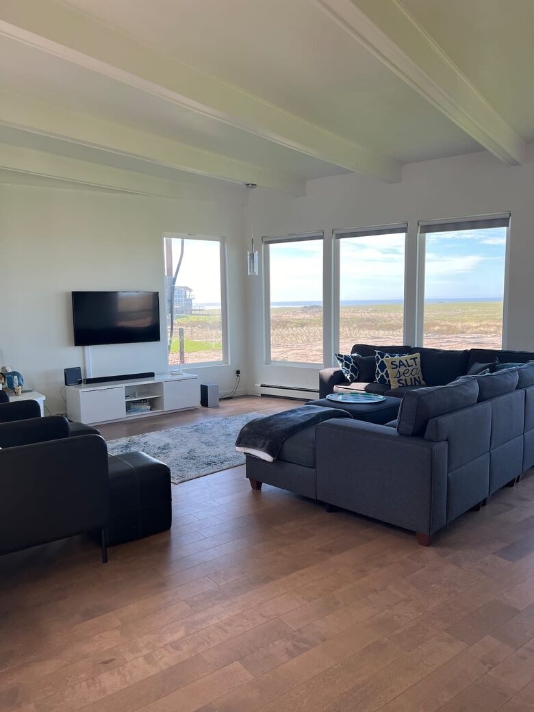 Oceanfront Mid Century Retreat with Private Beach Access in Gearhart - Gearhart, Oregon