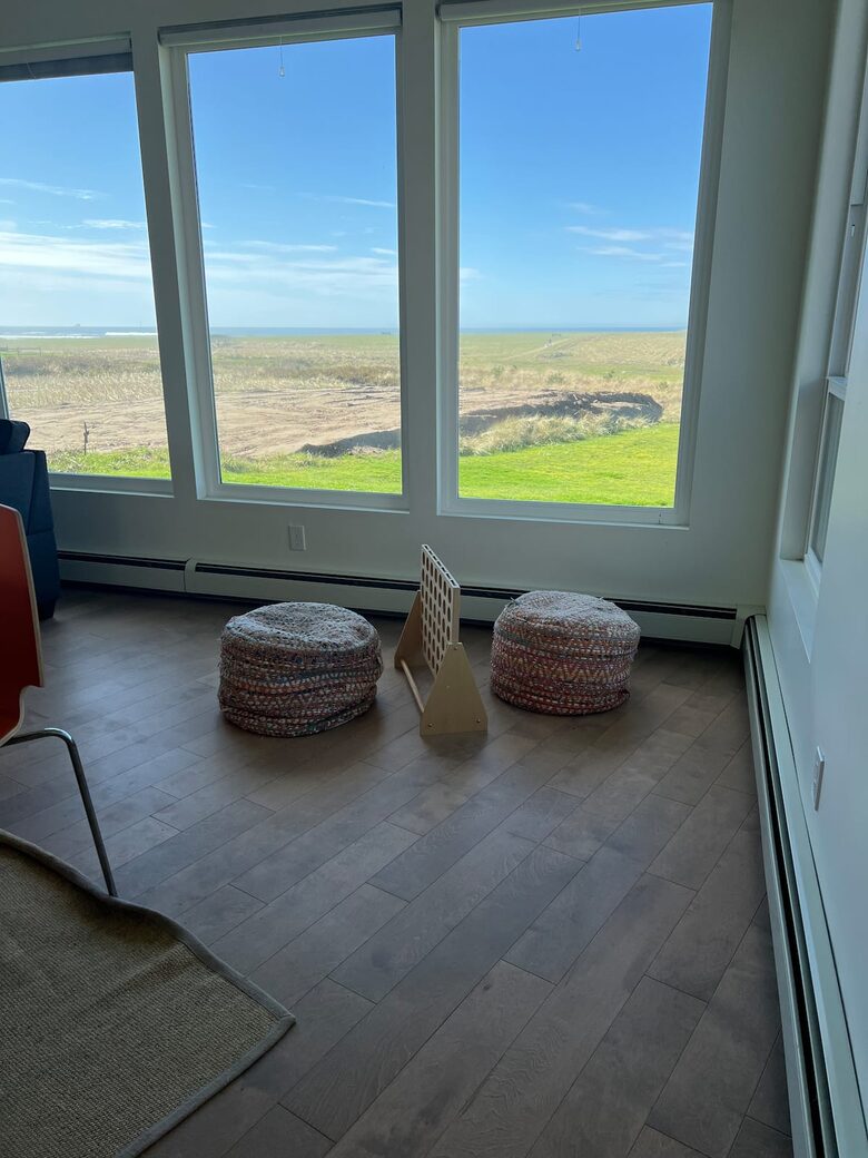 Oceanfront Mid Century Retreat with Private Beach Access in Gearhart - Gearhart, Oregon