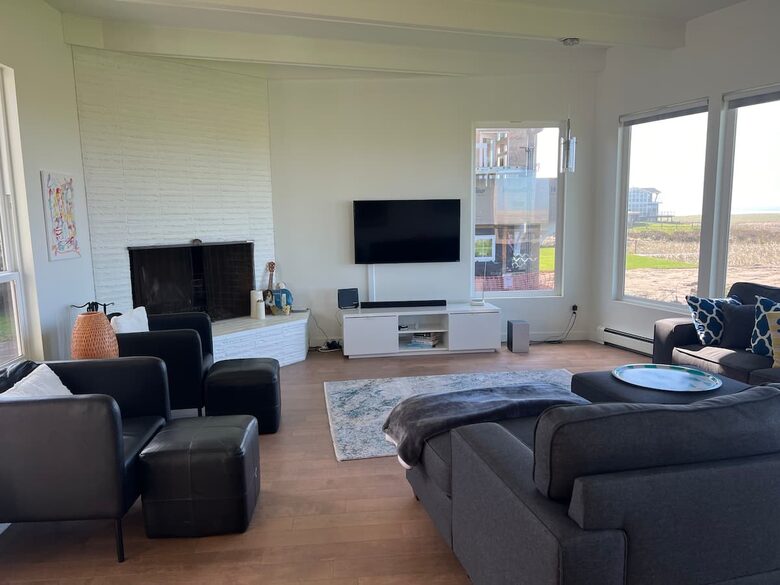 Oceanfront Mid Century Retreat with Private Beach Access in Gearhart - Gearhart, Oregon