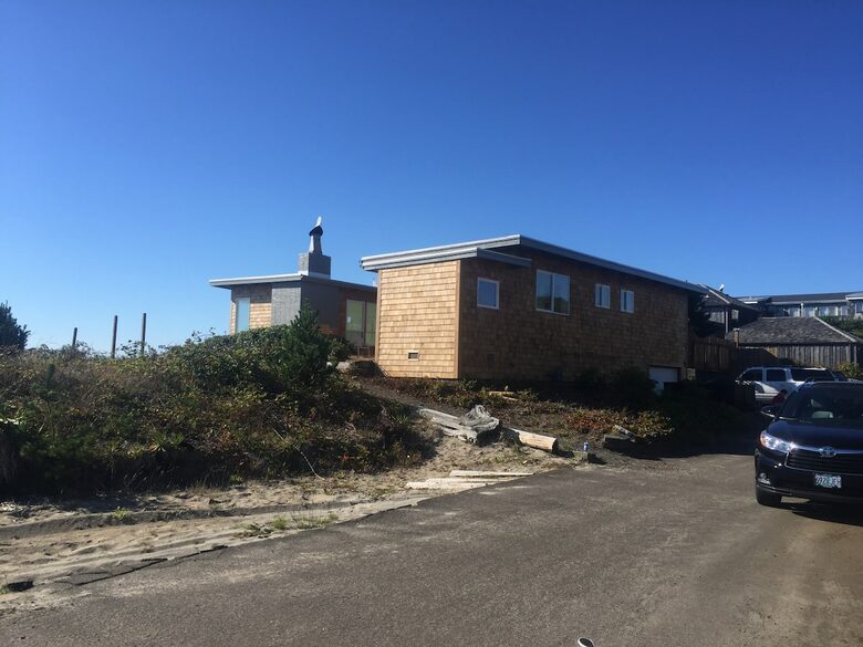 Oceanfront Mid Century Retreat with Private Beach Access in Gearhart - Gearhart, Oregon