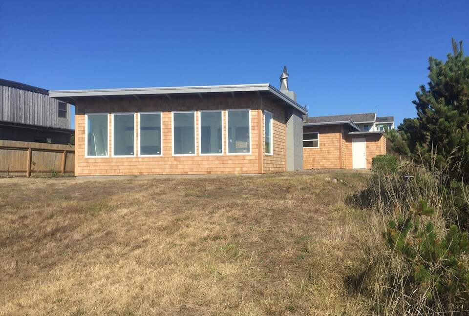 Oceanfront Mid Century Retreat with Private Beach Access in Gearhart - Gearhart, Oregon
