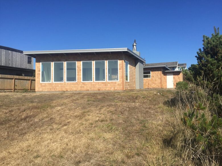 Oceanfront Mid Century Retreat with Private Beach Access in Gearhart - Gearhart, Oregon