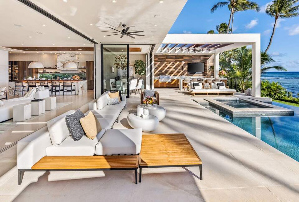 Direct Beach Access. Pool/Hot Tub. Outdoor Kitchen/Bar.