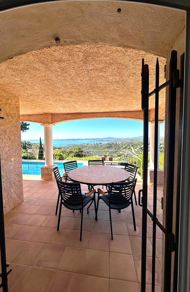 Panoramic Saint-Tropez Gulf Views & Sophisticated Design - Roquebrune-sur-Argens, France