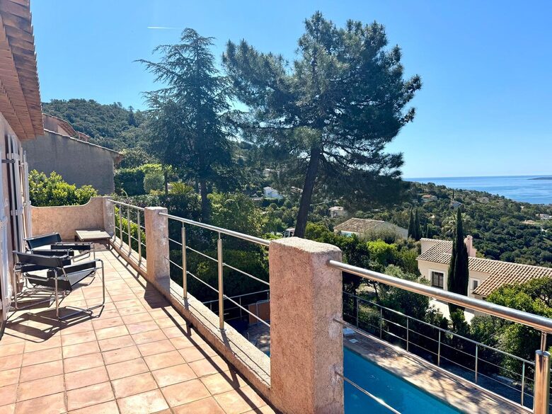 Panoramic Saint-Tropez Gulf Views & Sophisticated Design - Roquebrune-sur-Argens, France