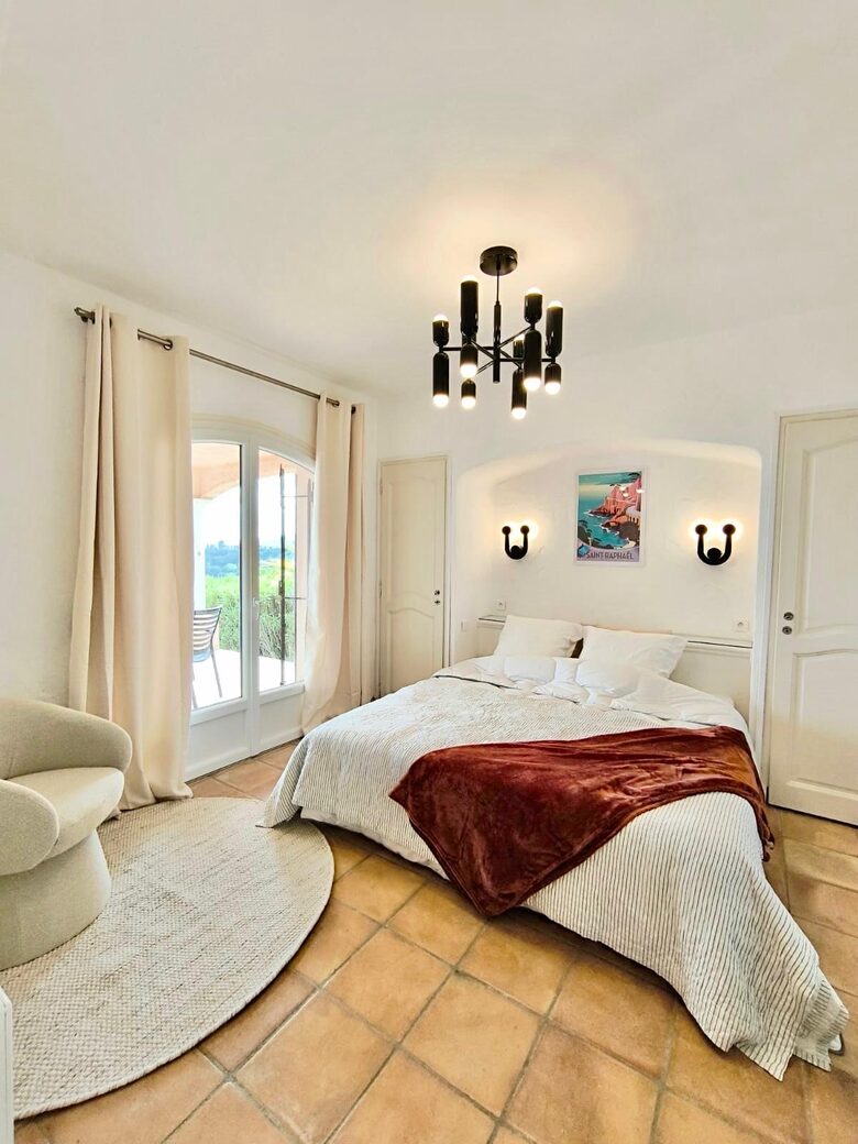 Panoramic Saint-Tropez Gulf Views & Sophisticated Design - Roquebrune-sur-Argens, France