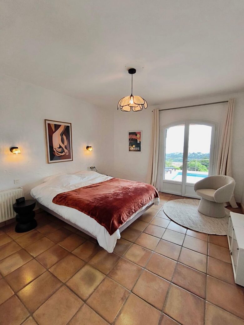 Panoramic Saint-Tropez Gulf Views & Sophisticated Design - Roquebrune-sur-Argens, France