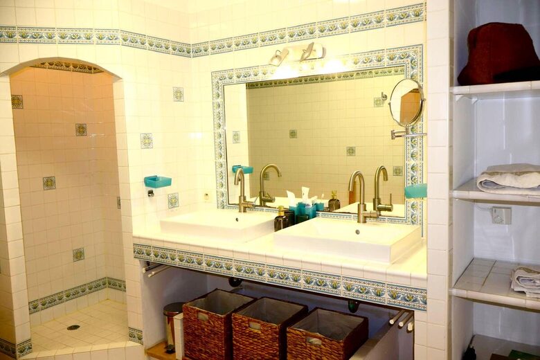 Panoramic Saint-Tropez Gulf Views & Sophisticated Design - Roquebrune-sur-Argens, France