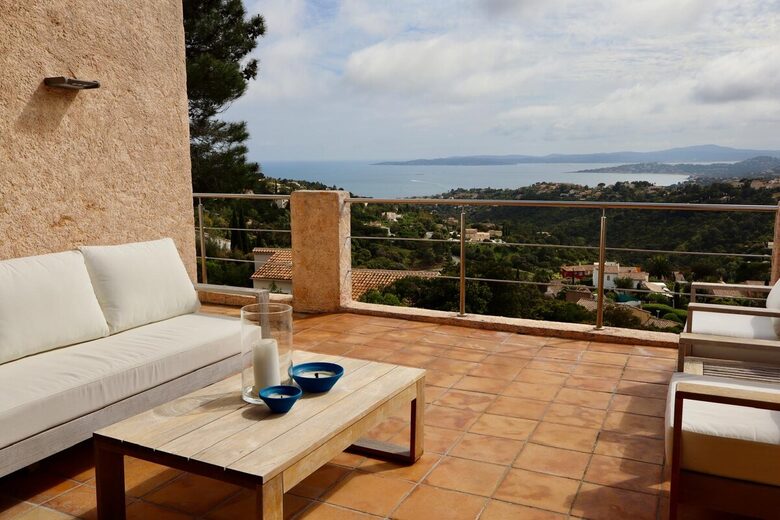 Panoramic Saint-Tropez Gulf Views & Sophisticated Design - Roquebrune-sur-Argens, France