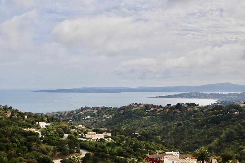 Panoramic Saint-Tropez Gulf Views & Sophisticated Design - Roquebrune-sur-Argens, France
