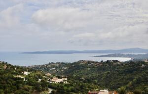 Panoramic Saint-Tropez Gulf Views & Sophisticated Design - Roquebrune-sur-Argens, France