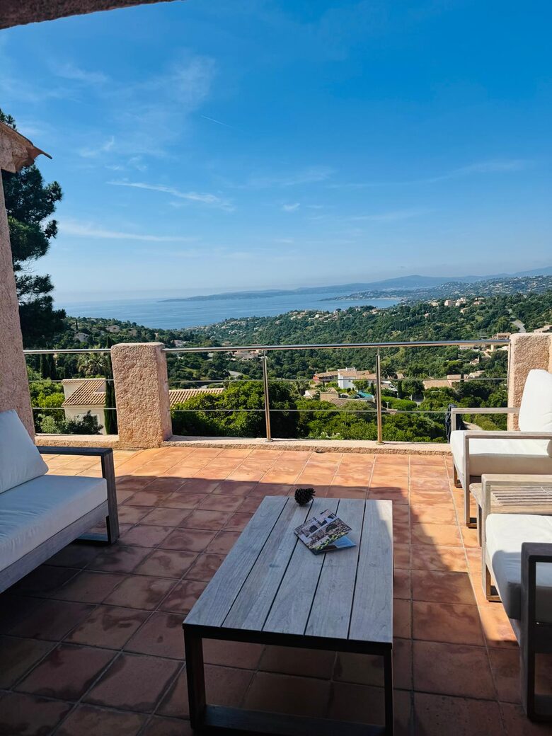 Panoramic Saint-Tropez Gulf Views & Sophisticated Design - Roquebrune-sur-Argens, France