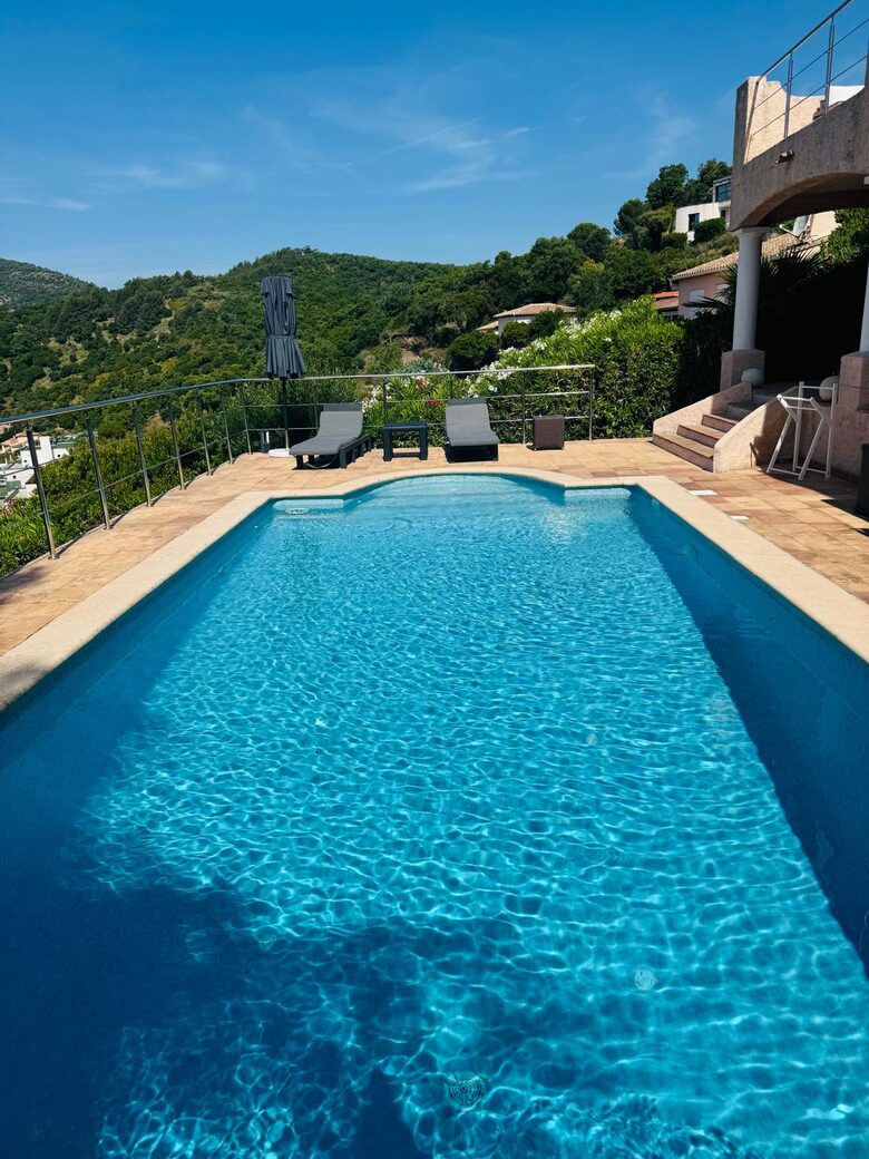 Panoramic Saint-Tropez Gulf Views & Sophisticated Design - Roquebrune-sur-Argens, France