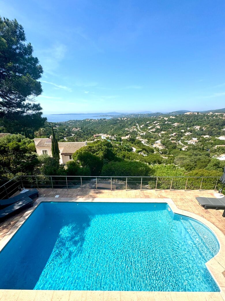Panoramic Saint-Tropez Gulf Views & Sophisticated Design - Roquebrune-sur-Argens, France