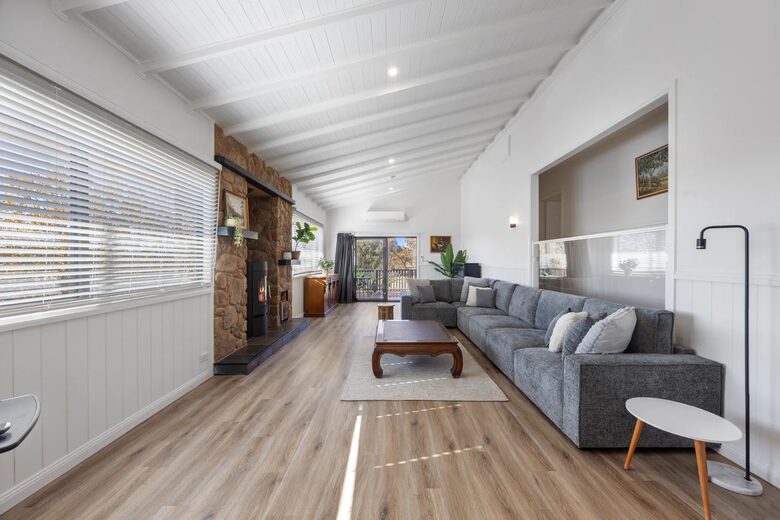 Cathedral Ceiling High Country Retreat with Mountain Views near Mansfield - Mansfield, Australia
