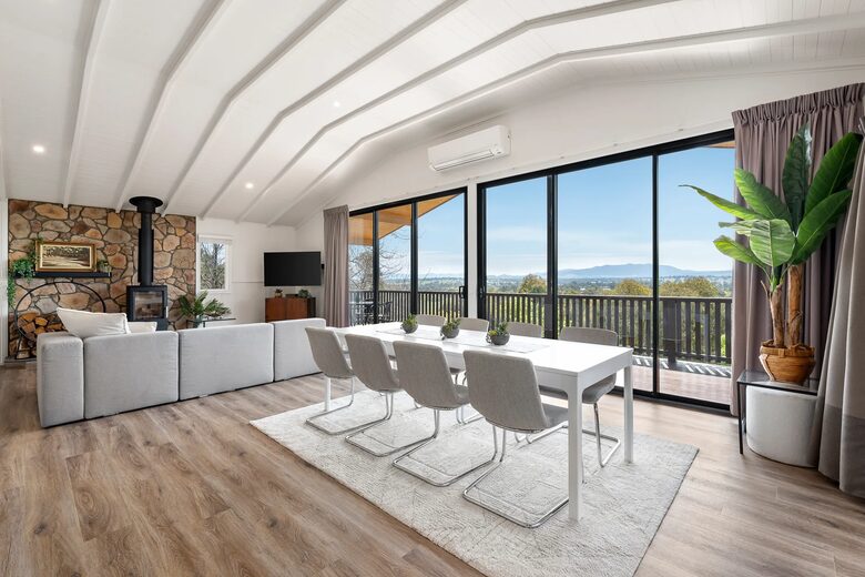 Cathedral Ceiling High Country Retreat with Mountain Views near Mansfield - Mansfield, Australia
