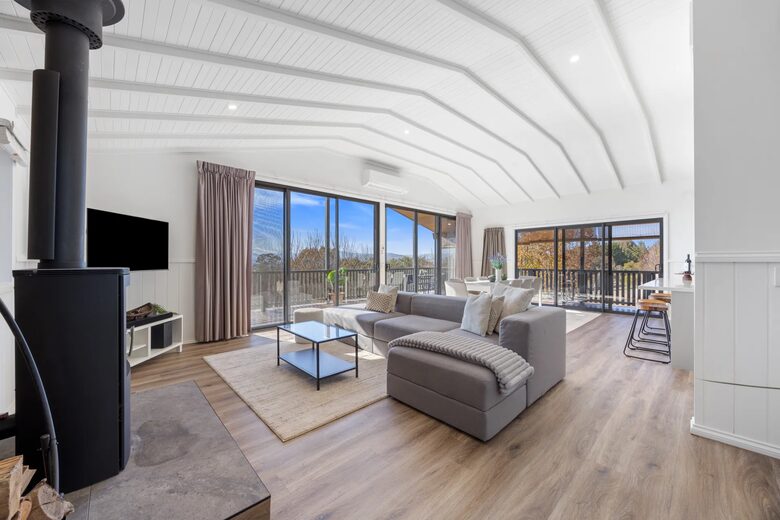 Cathedral Ceiling High Country Retreat with Mountain Views near Mansfield - Mansfield, Australia