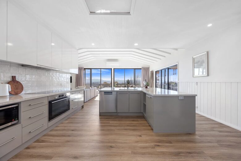 Cathedral Ceiling High Country Retreat with Mountain Views near Mansfield - Mansfield, Australia