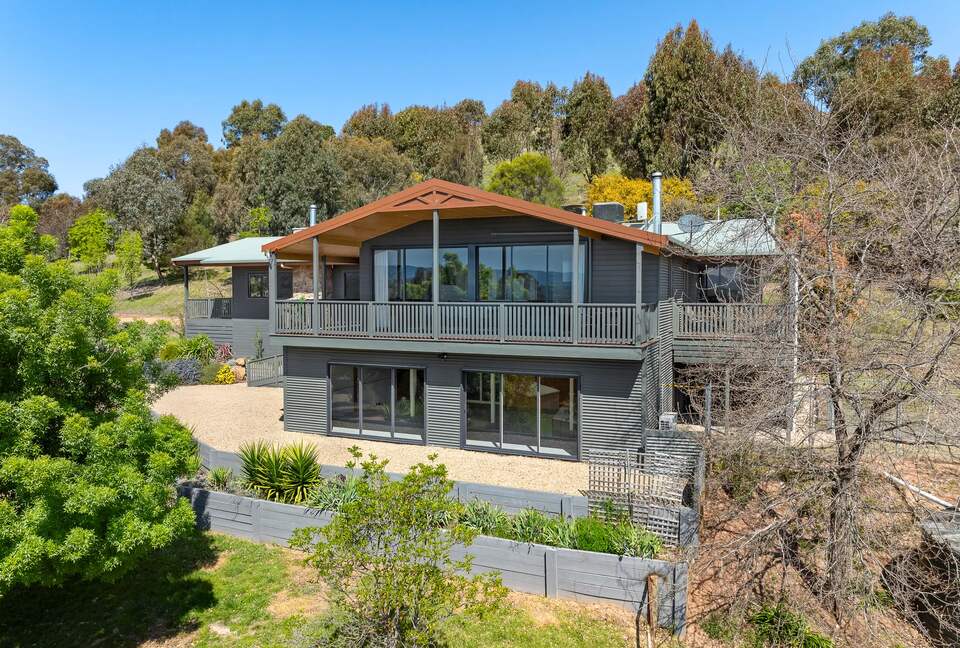 Cathedral Ceiling High Country Retreat with Mountain Views near Mansfield - Mansfield, Australia