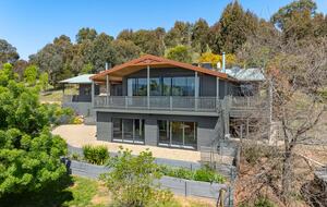 Cathedral Ceiling High Country Retreat with Mountain Views near Mansfield - Mansfield, Australia