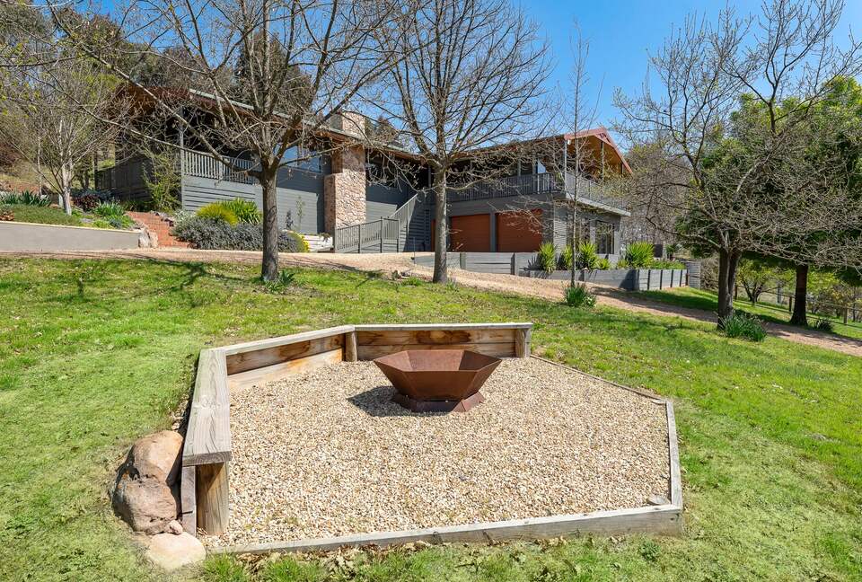 Cathedral Ceiling High Country Retreat with Mountain Views near Mansfield - Mansfield, Australia