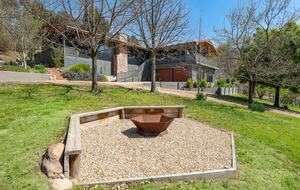 Cathedral Ceiling High Country Retreat with Mountain Views near Mansfield - Mansfield, Australia