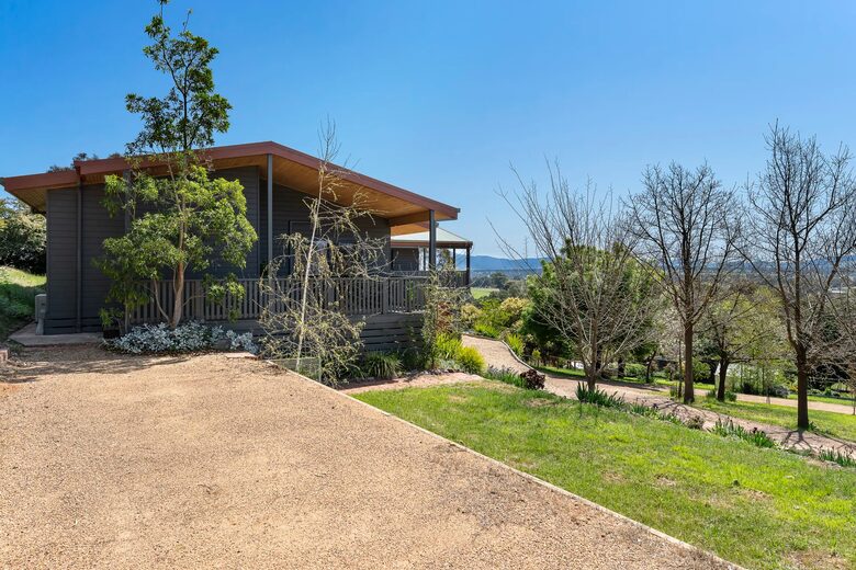 Cathedral Ceiling High Country Retreat with Mountain Views near Mansfield - Mansfield, Australia