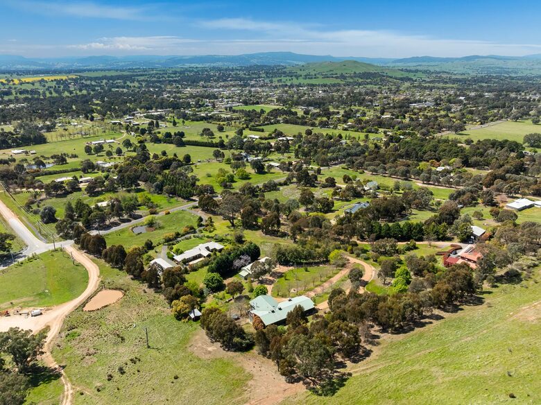 Cathedral Ceiling High Country Retreat with Mountain Views near Mansfield - Mansfield, Australia