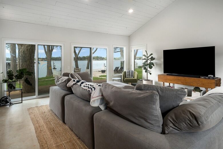 Texas Hill Country Lake Escape with Panoramic Water Views - McQueeney, Texas