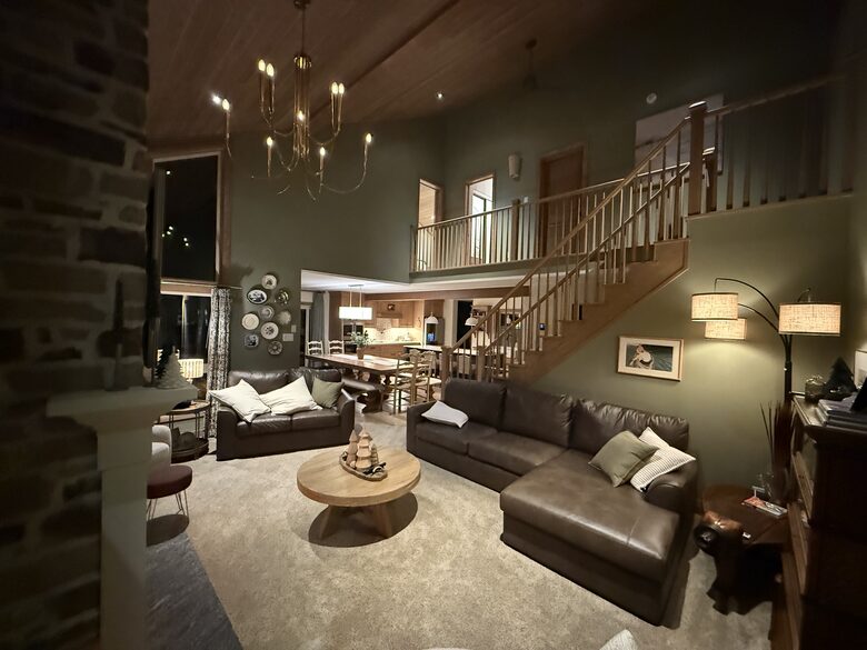 Stunning Muskoka Waterfront Retreat with Year-Round Adventure - Huntsville, Canada