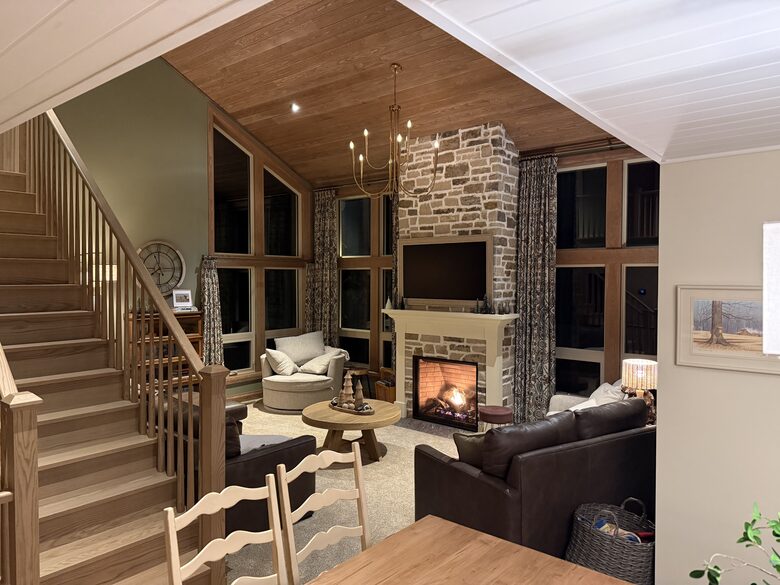 Stunning Muskoka Waterfront Retreat with Year-Round Adventure - Huntsville, Canada