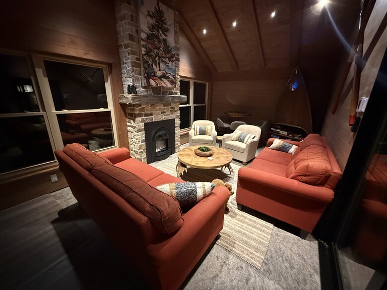 Stunning Muskoka Waterfront Retreat with Year-Round Adventure - Huntsville, Canada