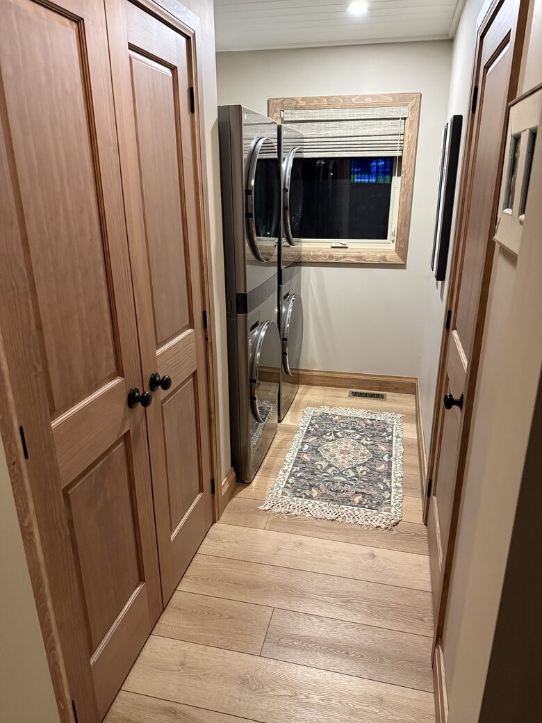 Stunning Muskoka Waterfront Retreat with Year-Round Adventure - Huntsville, Canada