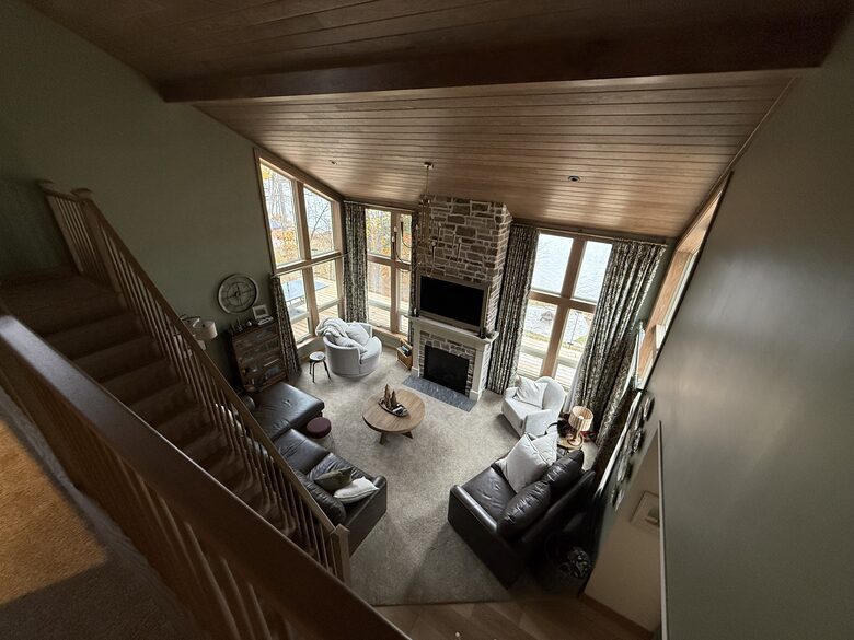 Stunning Muskoka Waterfront Retreat with Year-Round Adventure - Huntsville, Canada